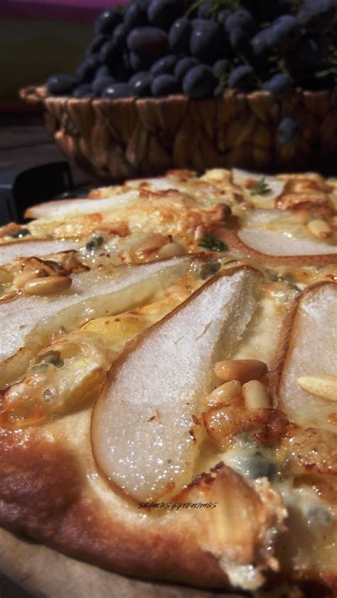 calzone pica su kriaušėmis ir sūriu