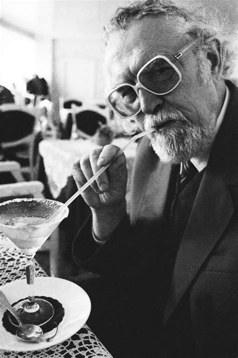 Marcelijus Martinaitis prie rašomojo stalo