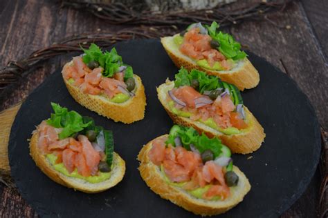 Crostini su avokadu ir rūkyta lašiša