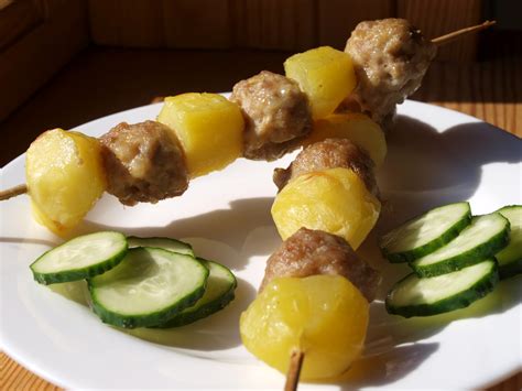 Mėsos rutuliukai su slyvomis ant iešmelių