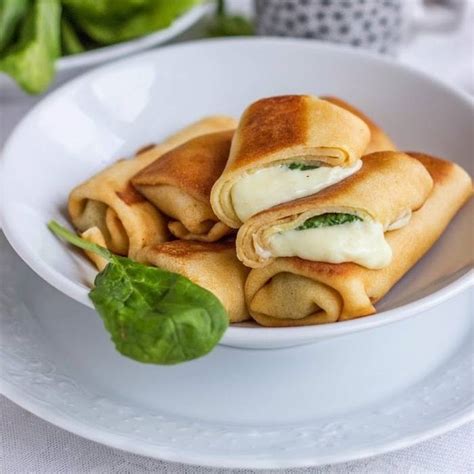 Lietinių apkepo su sūriu ir kumpiu patiekimas
