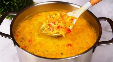 Skanios naminės kopūstų sriubos dubenėlis