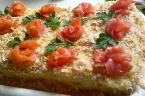 Žuvies tortas su Napoleono lakštais ant stalo