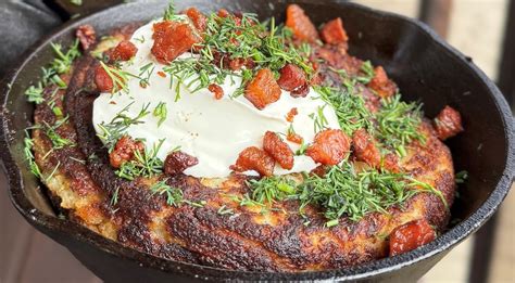 Kepti bulviniai blynai ant keptuvės