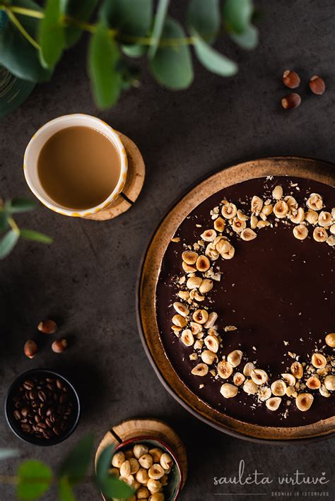 Puoštas „Snickers“ tortas su riešutais ir šokoladu