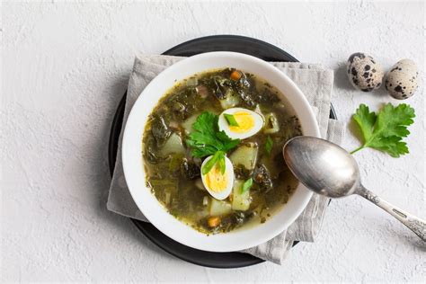Lėkštė aromatingos rūgštynių sriubos su kiaušiniu ir šonkauliuku