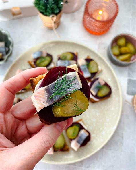 Atviras sumuštinis su silke ir svogūnu ant juodos duonos