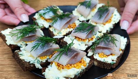 Įvairūs silkės ir juodos duonos patiekalų ingredientai