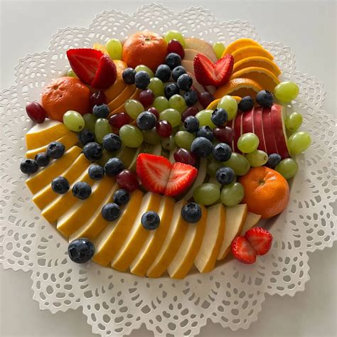 vaisių ir lietinių blynų lėkštė