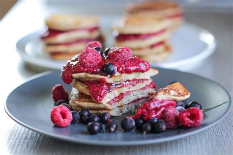 avižinių dribsnių blynai su uogomis ir šokoladu