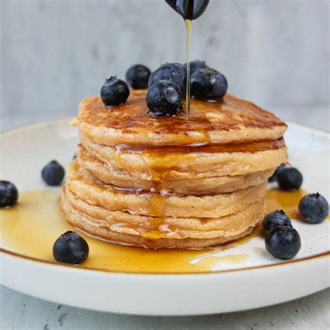 sveiki blynai su vaisiais ir jogurtu