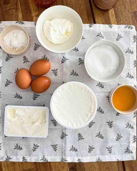 maskarponės sūrio pyrago ingredientai ant stalo