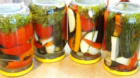 Daržovių asorti stiklainiuose