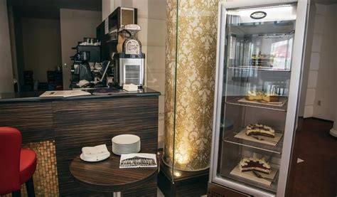 kavinės vitrina su įvairiais spalvingais tortais