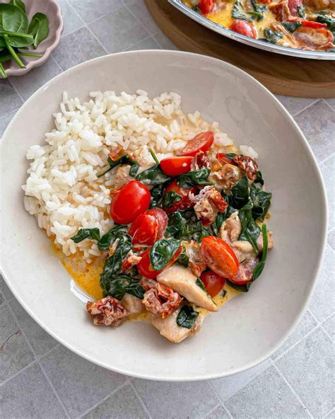 Viduržemio jūros įkvėptas avinžirnių troškinys su vištiena ir špinatais