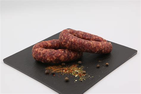 aukštos kokybės naminė vytinta dešra su baltu pelėsiu