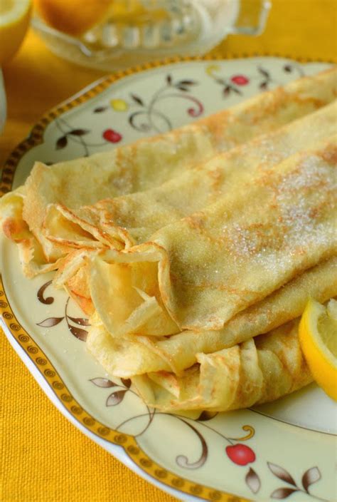 Lietiniai blynai su sviestu, citrina ir cukrumi