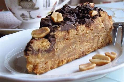 Įvairūs ingredientai Snickers pyragui: šokoladas, riešutai, karamelė