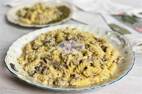 Makaronai su pievagrybiais ir grietine lėkštėje