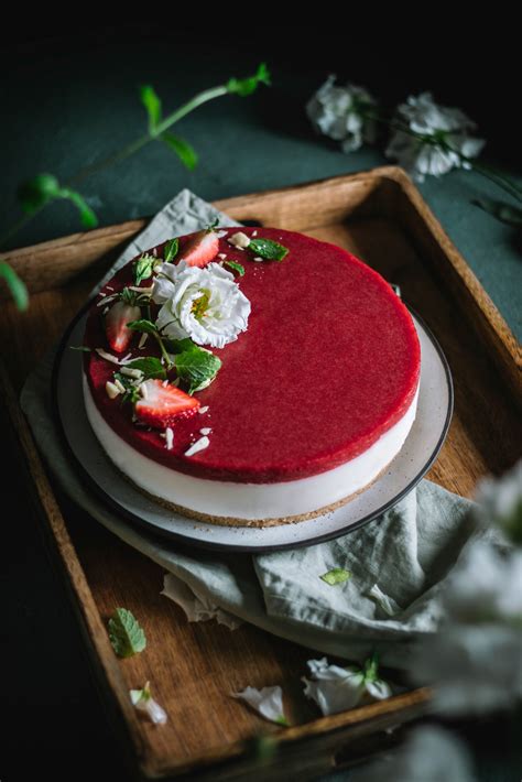 Braškinis tortas su baltojo kremo sluoksniais