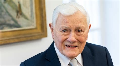 Prezidento Valdo Adamkaus pasodintas ąžuolas VDU Botanikos sode
