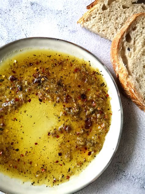 Vaizdas su alyvuogėmis ir alyvuogių aliejaus buteliu