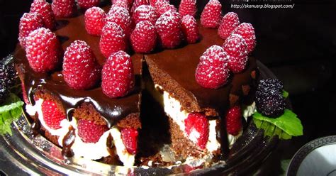 Nuotrauka šokoladinio pyrago su avietėmis ir kremu