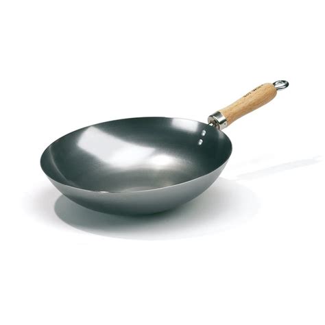 Žmonės gaminantys Pad Thai su Wok keptuve