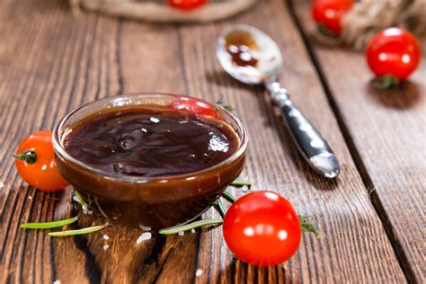 Barbekiu padažas ir mėsa ant grotelių