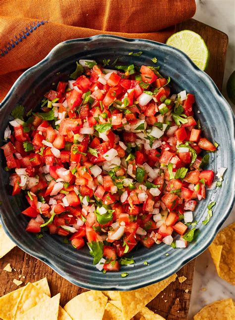 Pico de Gallo padažas su tortilijos traškučiais ir avokadu