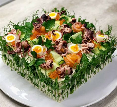 Sluoksniuotas žuvies tortas su lašiša ir krevetėmis