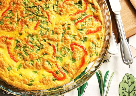 Spalvingas omletas su daržovėmis