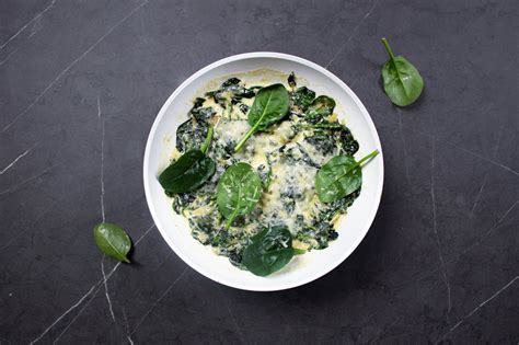 Kreminiai špinatai su parmezanu