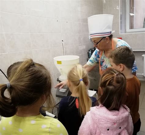 Jaunieji virėjai su aistra gamina maistą virtuvėje