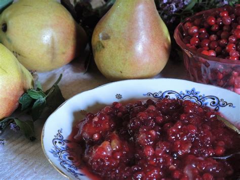 Paukštienos patiekalas su bruknių ir kriaušių uogiene
