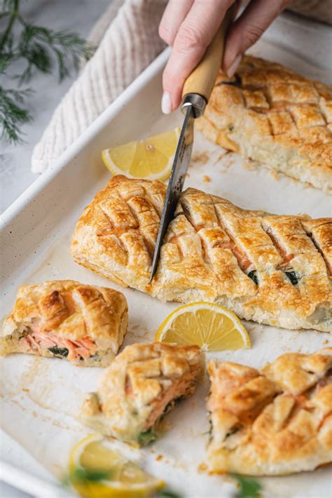 Sluoksniuotos tešlos pyragas su žuvies pasta