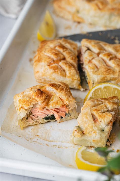 Lašišos Velingtonas sluoksniuotos tešlos pyrago paruošimo etapai