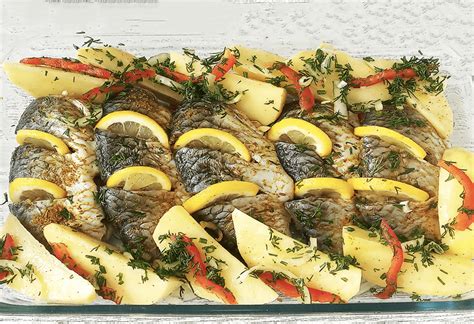 Žuvis, apipilta druska, paruošta kepimui orkaitėje