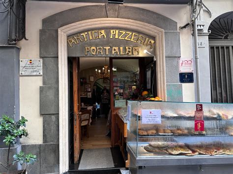 Pirmosios picerijos Neapolyje „Antica Pizzeria Port’Alba“ fasadas