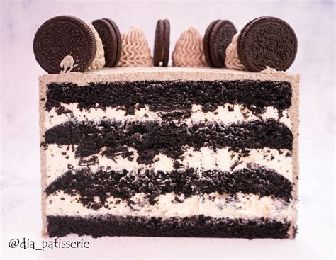 Išsamiai pagaminto Oreo torto su biskvitu ir musu sluoksniai