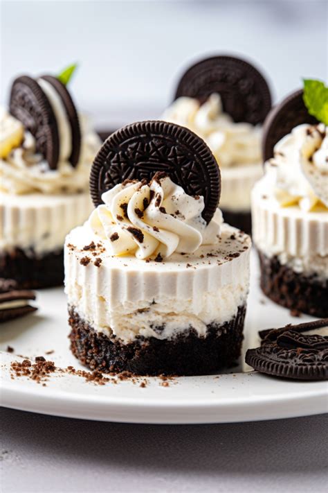 Mini Oreo pyragaičių asorti lėkštėje