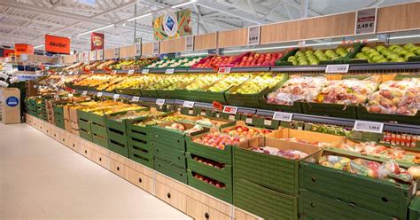 Įvairios šaldytos daržovės prekybos centre
