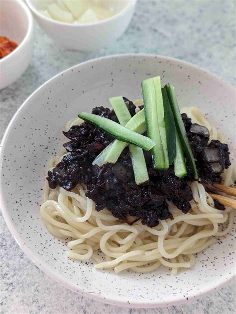 Jjajangmyeon padažo ruošimas ant kepsninės