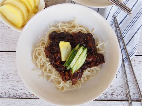 Paruošti jjajangmyeon makaronai su padažu ir priedais