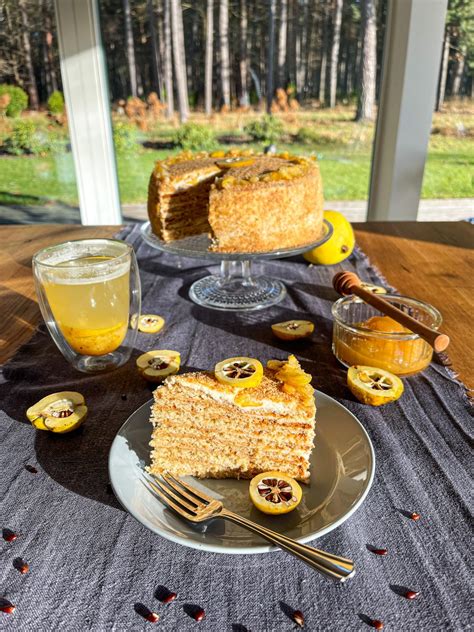 Medus, svarainiai ir kepimo ingredientai ant stalo