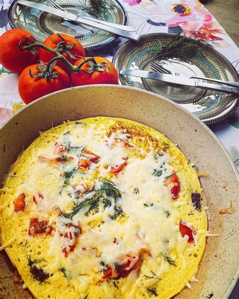 Klasikinis omletas keptuvėje su sūriu ir pomidorais