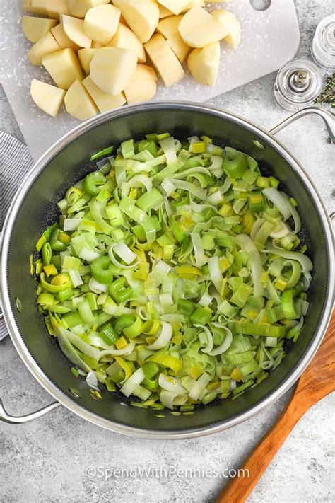 Ingredientai porų ir bulvių sriubai