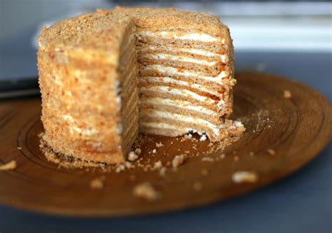 Tradicinis medaus tortas su trupiniais