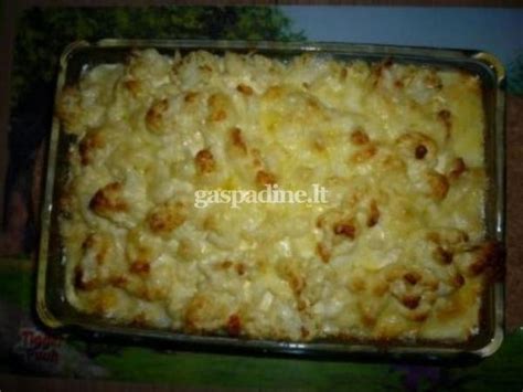 Žiedinių kopūstų, pievagrybių ir vištienos pyrago supjaustyto gabaliuko nuotrauka