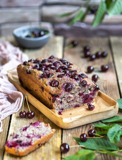 Veganiškos bananų duonos su vyšniomis skerspjūvis